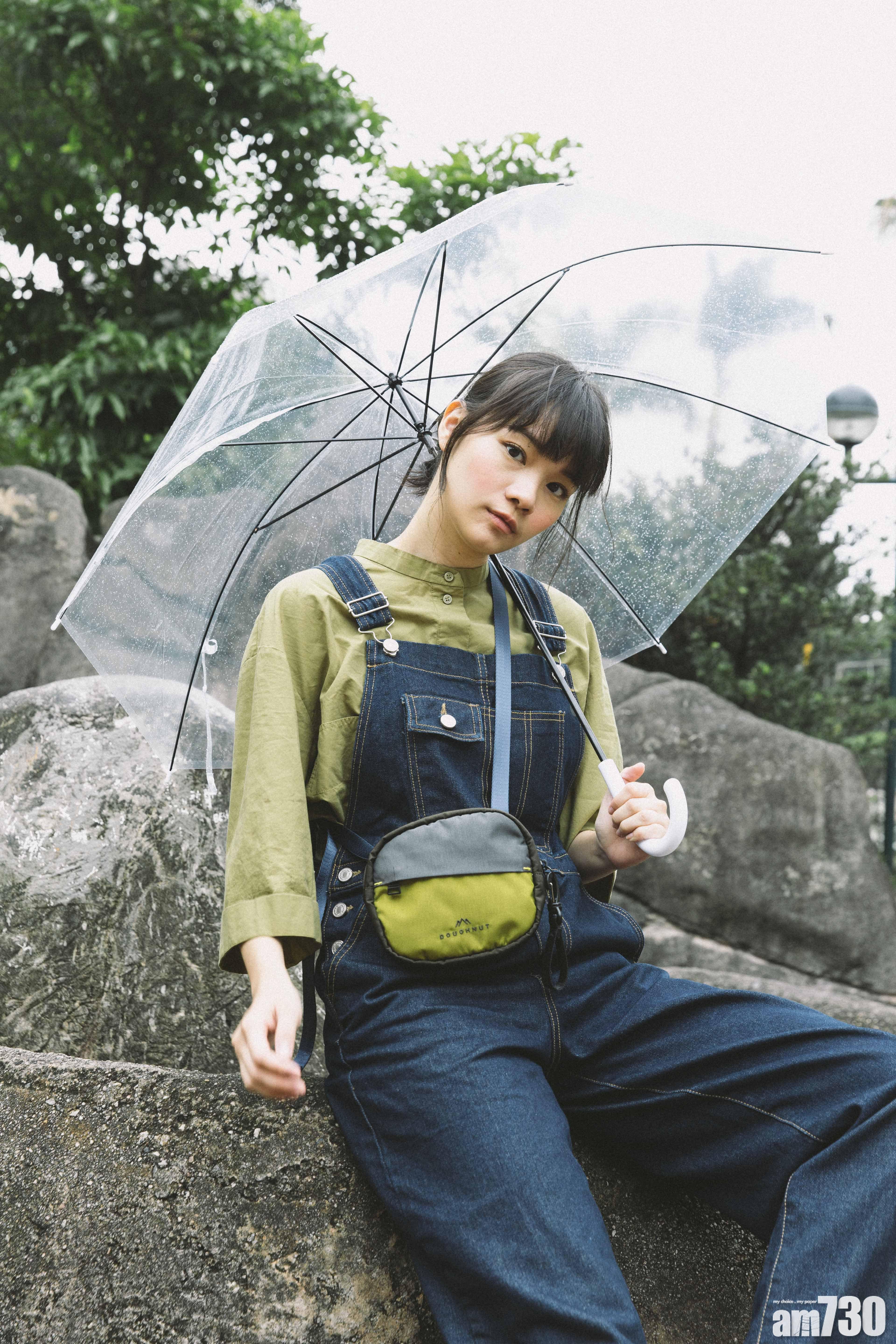 品牌請來台灣新生代演員True Wang(王真琳)拍攝硬照。 斜背包 $280
