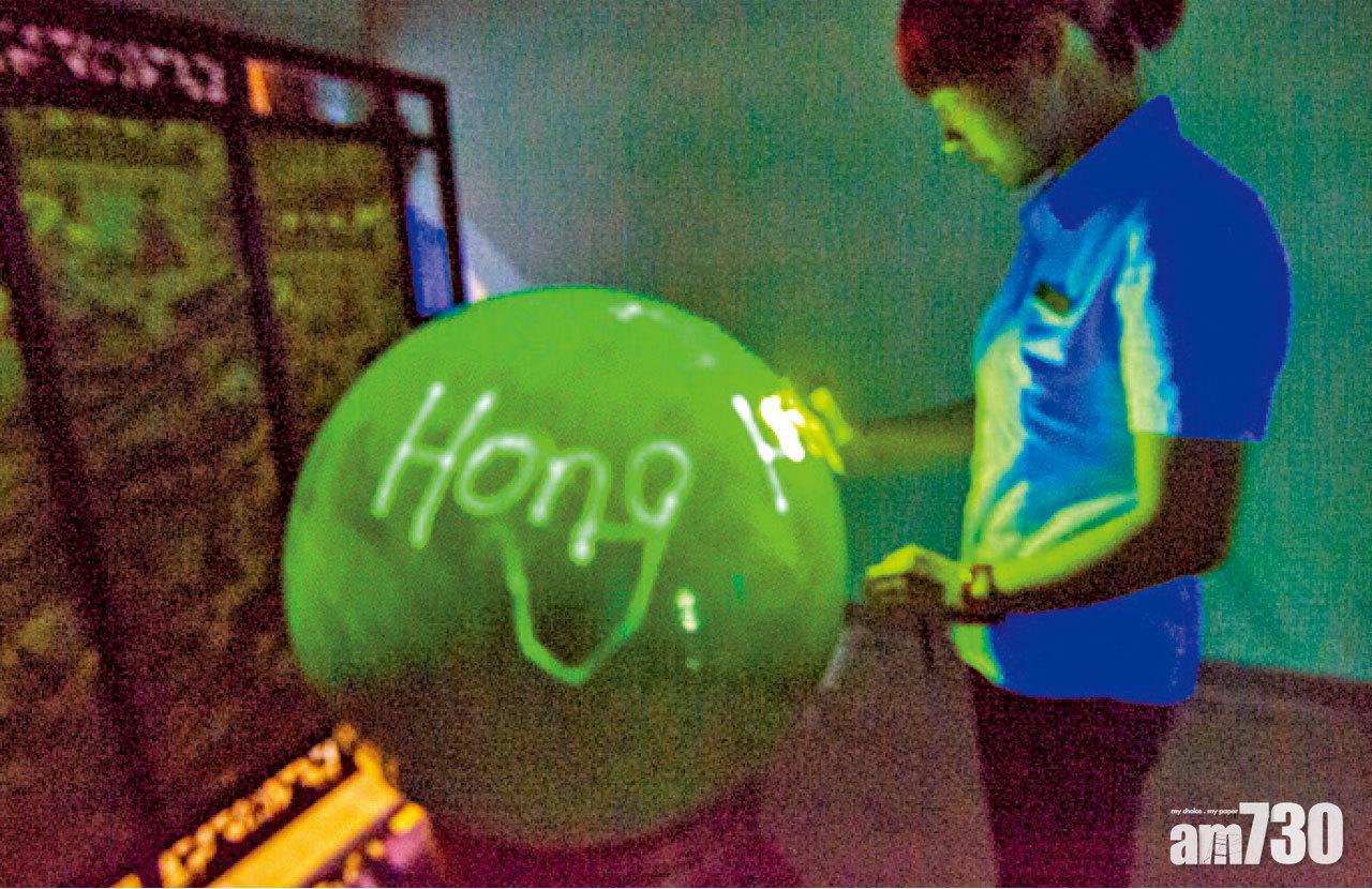 用手電筒在夜明珠表面上劃字,便會留下光影痕跡,極之神奇。