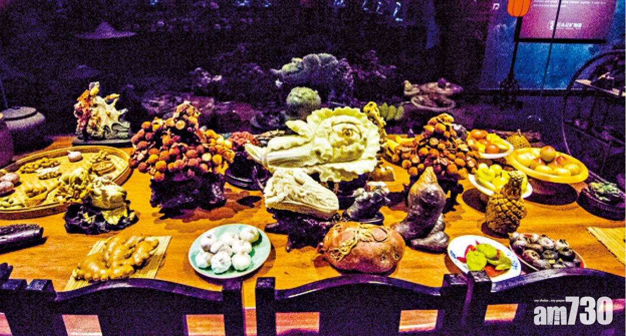 枱上的滿漢全席都是由石頭雕刻出來,栩栩如生。