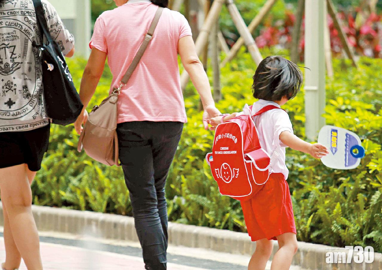 不少婦女因要照顧下一代,而不便外出工作。(資料圖片)