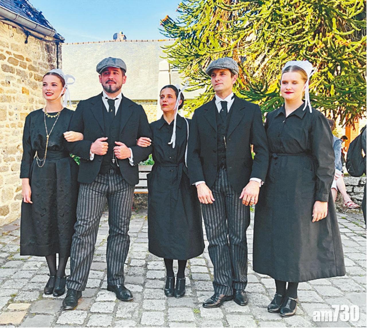 迪南市民注重傳統文化和風俗,每逢節日都會穿上民族服裝四出遊玩。