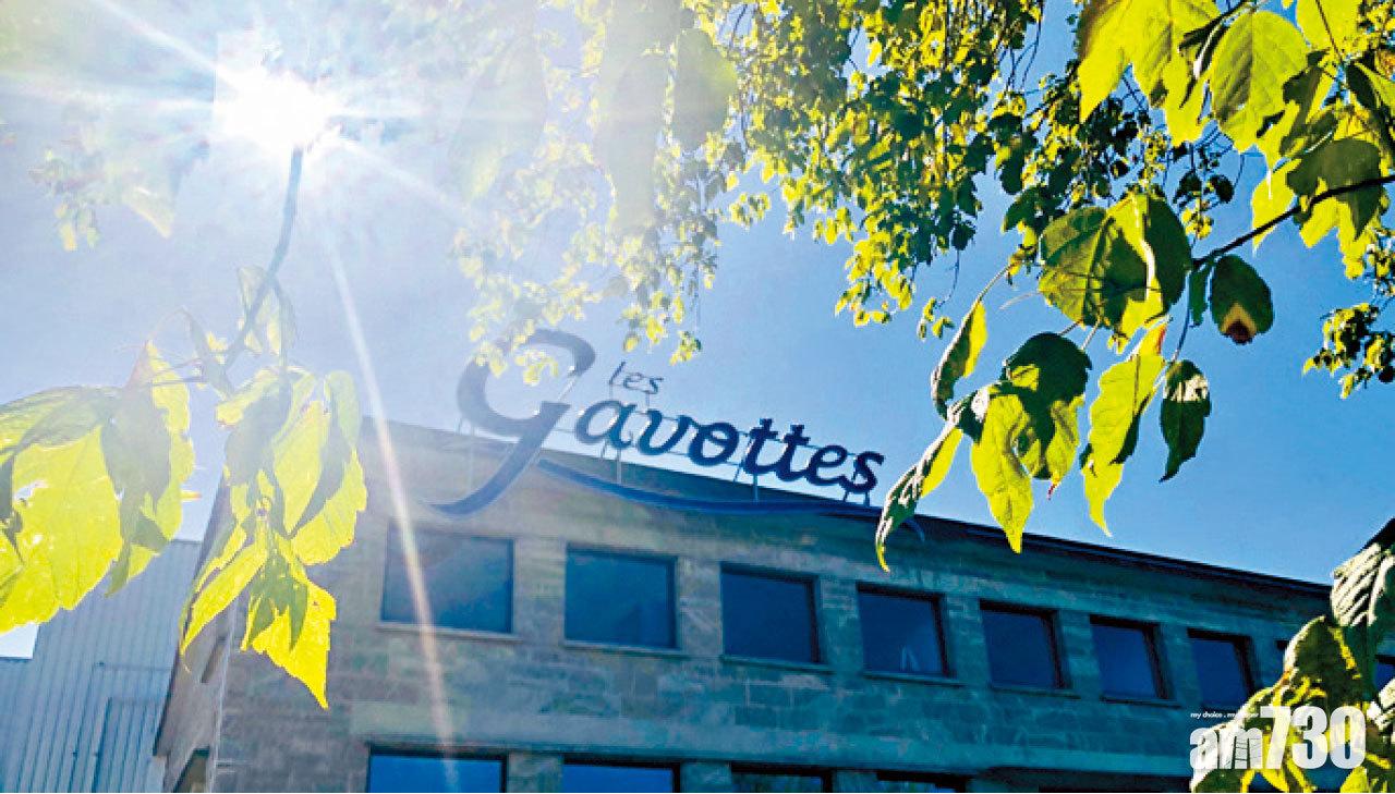 經過嚴格的消毒步驟,才能進入廠房,一睹朱古力牛油薄脆的製作過程。