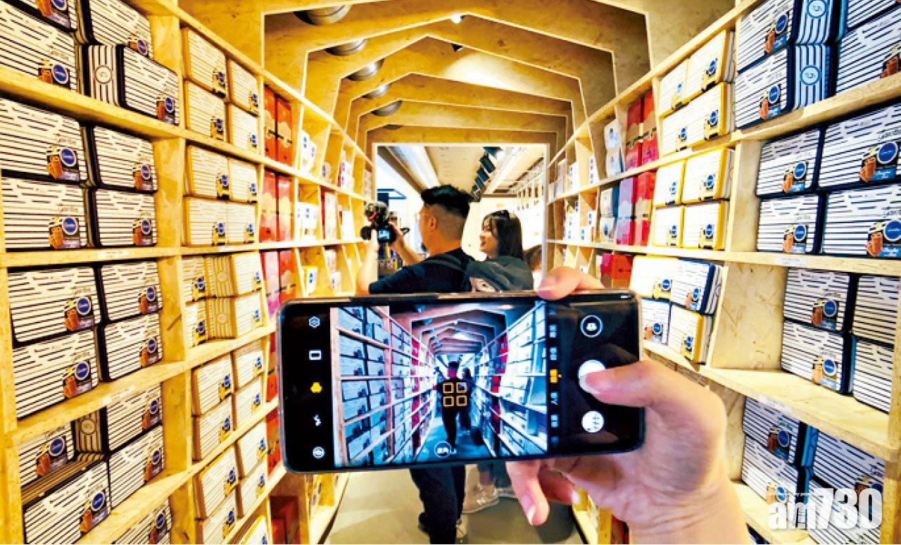 舊廠房精品店陳列的一些牛油薄脆罐,原來是百年古董,不作公開出售。