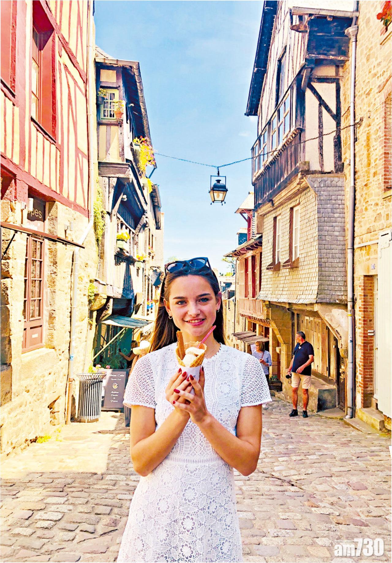 美女拿著的是Gavottes金樂絲口味的雪糕,背後是富有中世紀色彩的街道Rue du Jerzual。