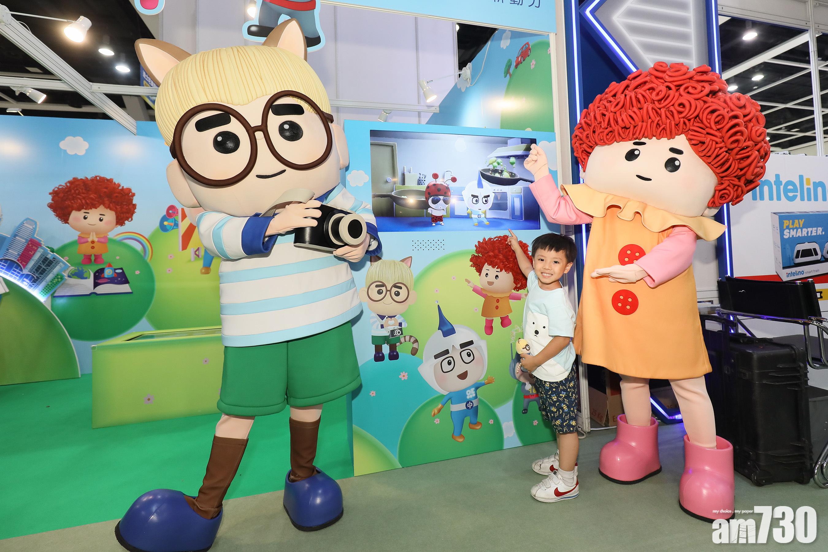 超人中中四人組四位成員:喜歡搗蛋的yy仔、博學多才的K教授、愛護地球的超人中中及好動佻皮的Lululu,跟小朋友一邊玩遊戲。