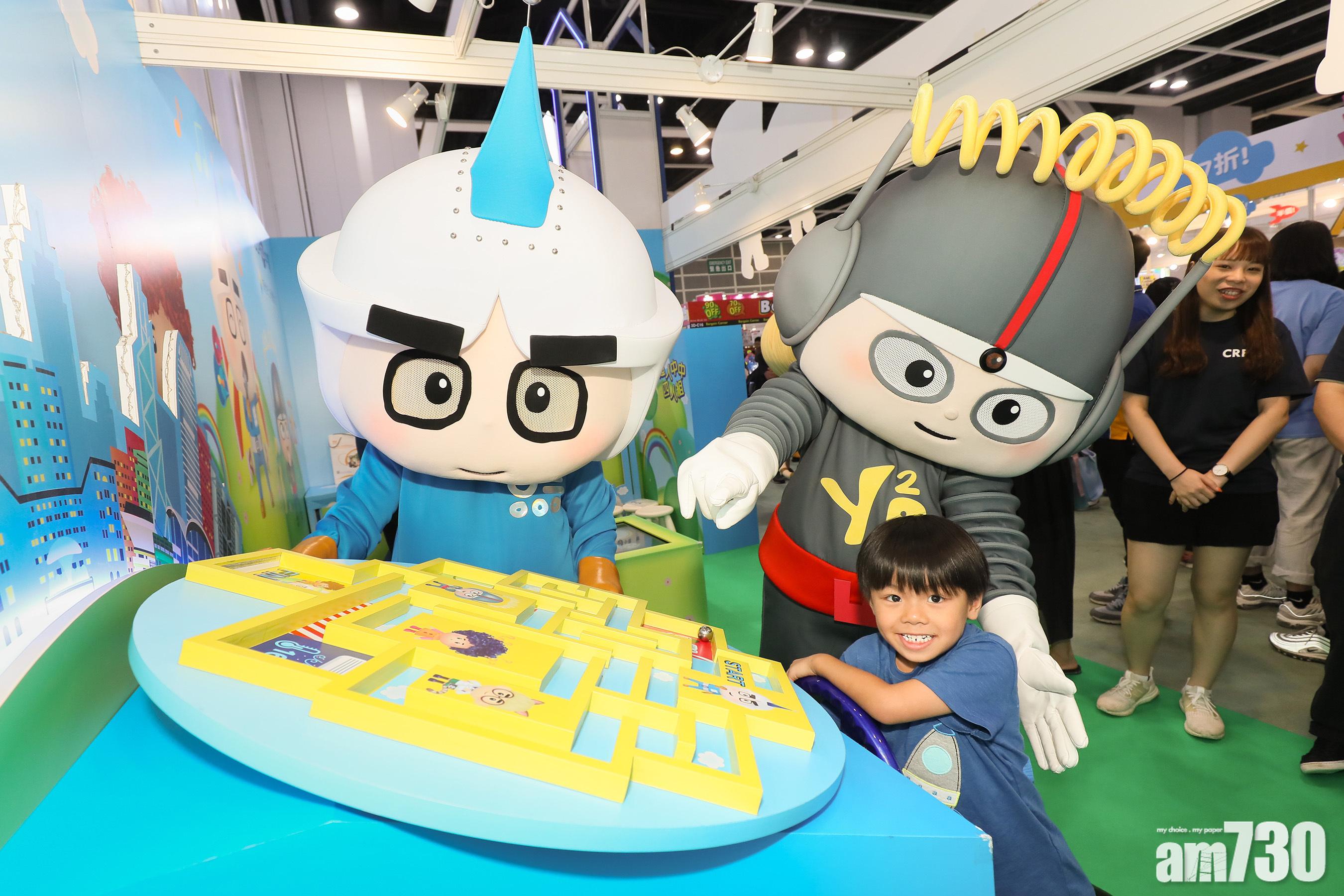 超人中中四人組四位成員:喜歡搗蛋的yy仔、博學多才的K教授、愛護地球的超人中中及好動佻皮的Lululu,跟小朋友一邊玩遊戲。