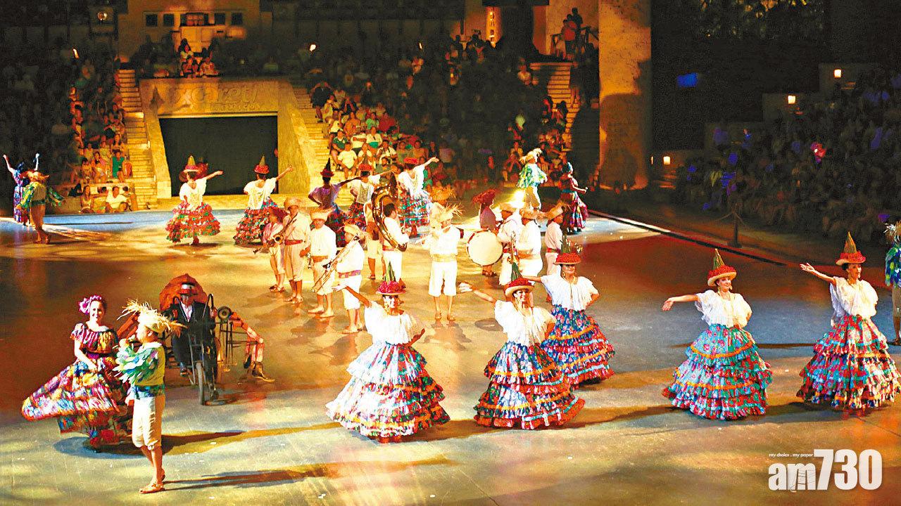 晚間節目歌舞連場,氣氛熱鬧。