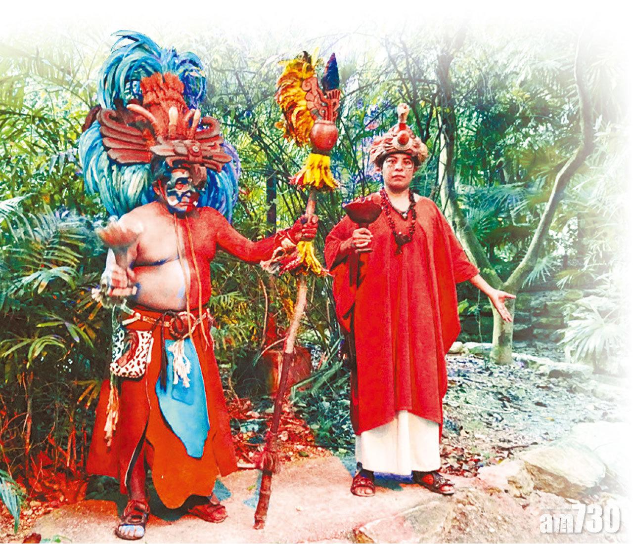 工作人員悉心打扮,娛樂觀眾。