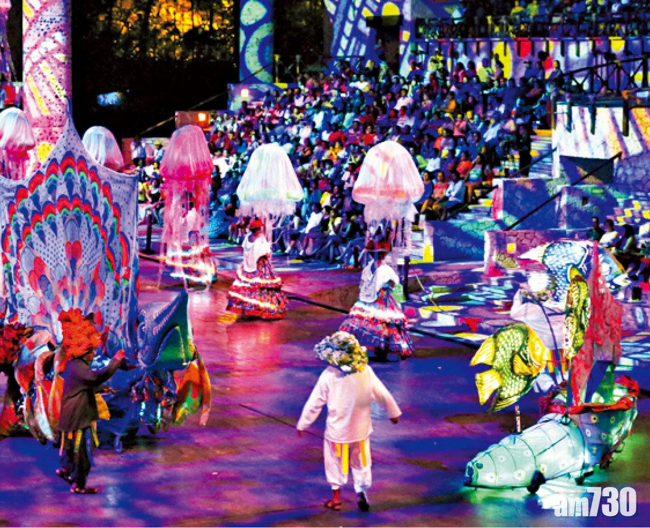 表演配合幻影燈光,繽紛悅目。