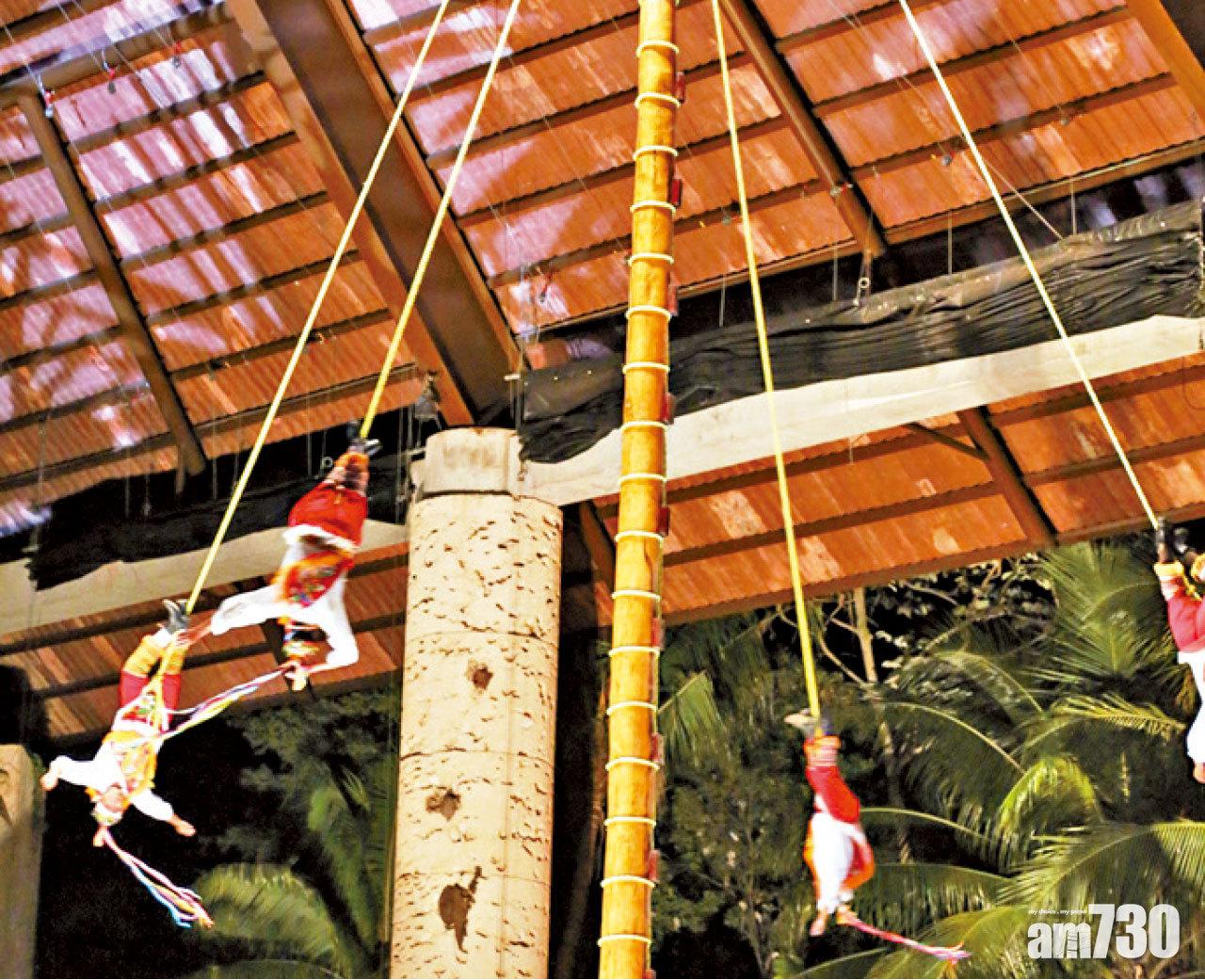 高難度的倒掛盤旋,演出者慢慢降落地面。