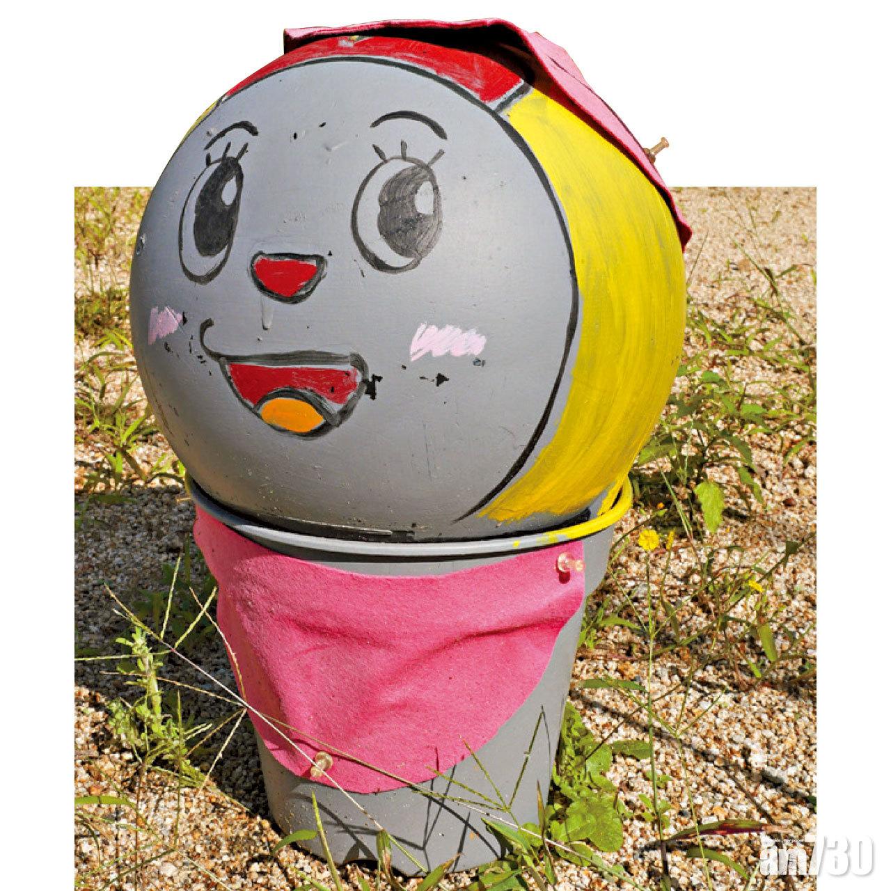 家家戶戶都將廢棄的浮波,改造成有趣的裝置,裝飾庭院。