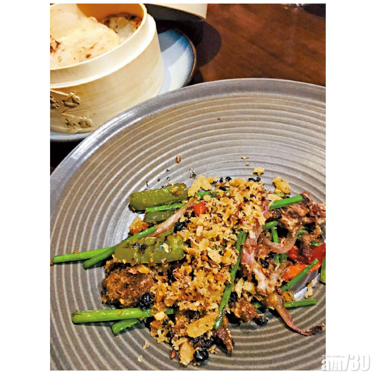 慢煮 Te Mana羊肩肉伴新疆蒜香炒尖椒。