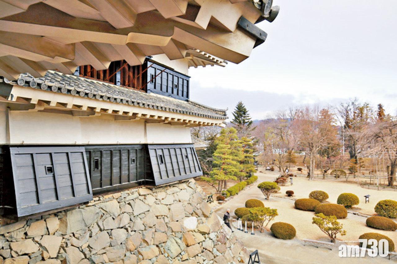 從城樓窺視外圍的庭園景色。