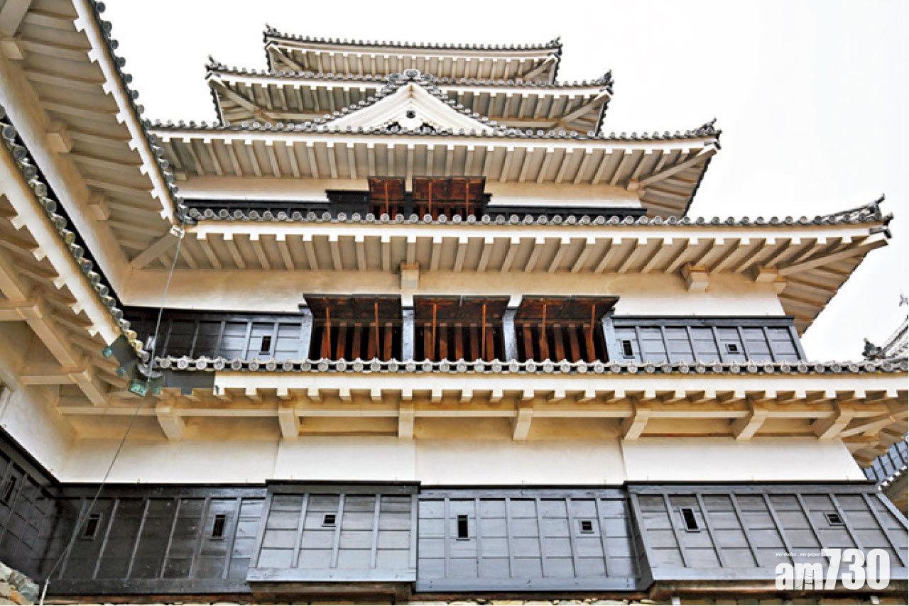 黑、白兩色的城樓感覺莊嚴。