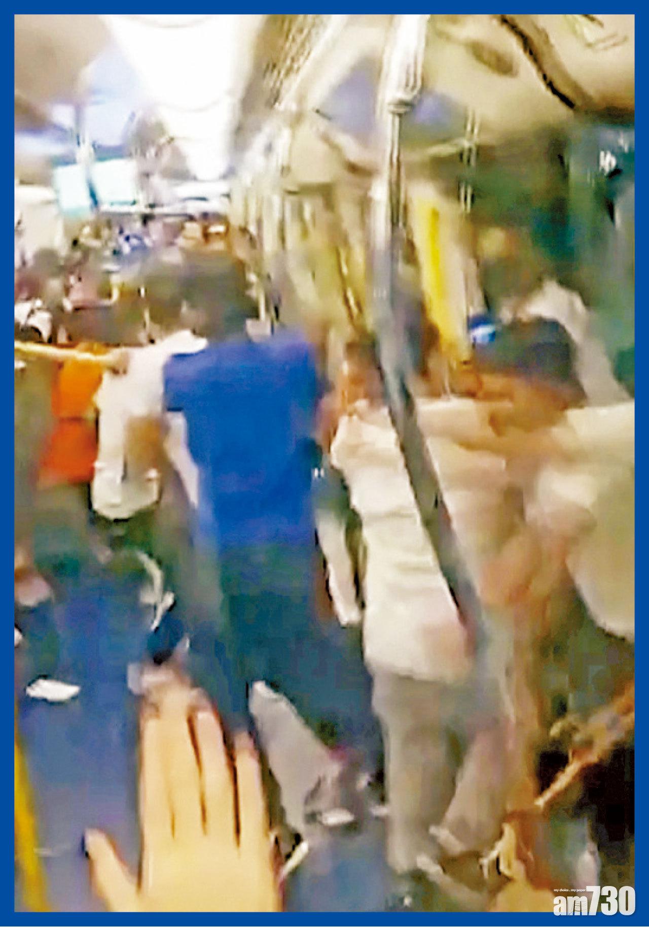 白衣人在西鐵車廂暴打乘客。(資料圖片)