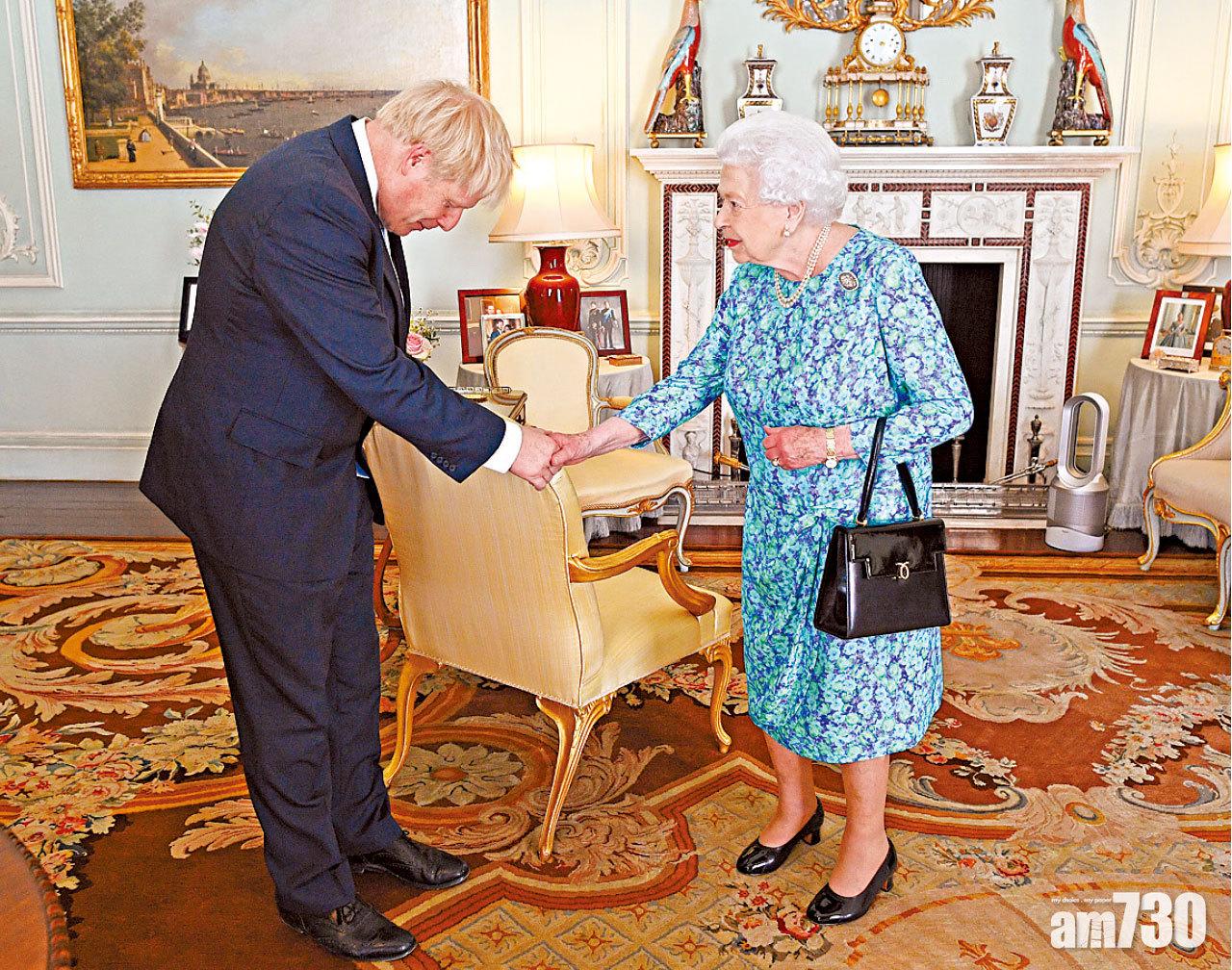約翰遜覲見英女王後,正式成為首相。(路透社)