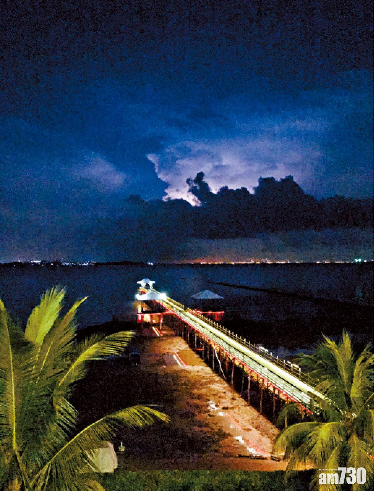 熱帶地方天氣變幻莫測,晚上忽然行雷閃電,為黑夜添上詭異氣氛。