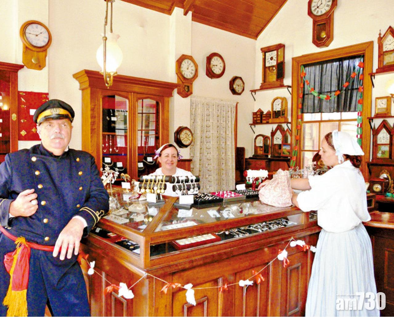 仿十九世紀的鐘錶店。