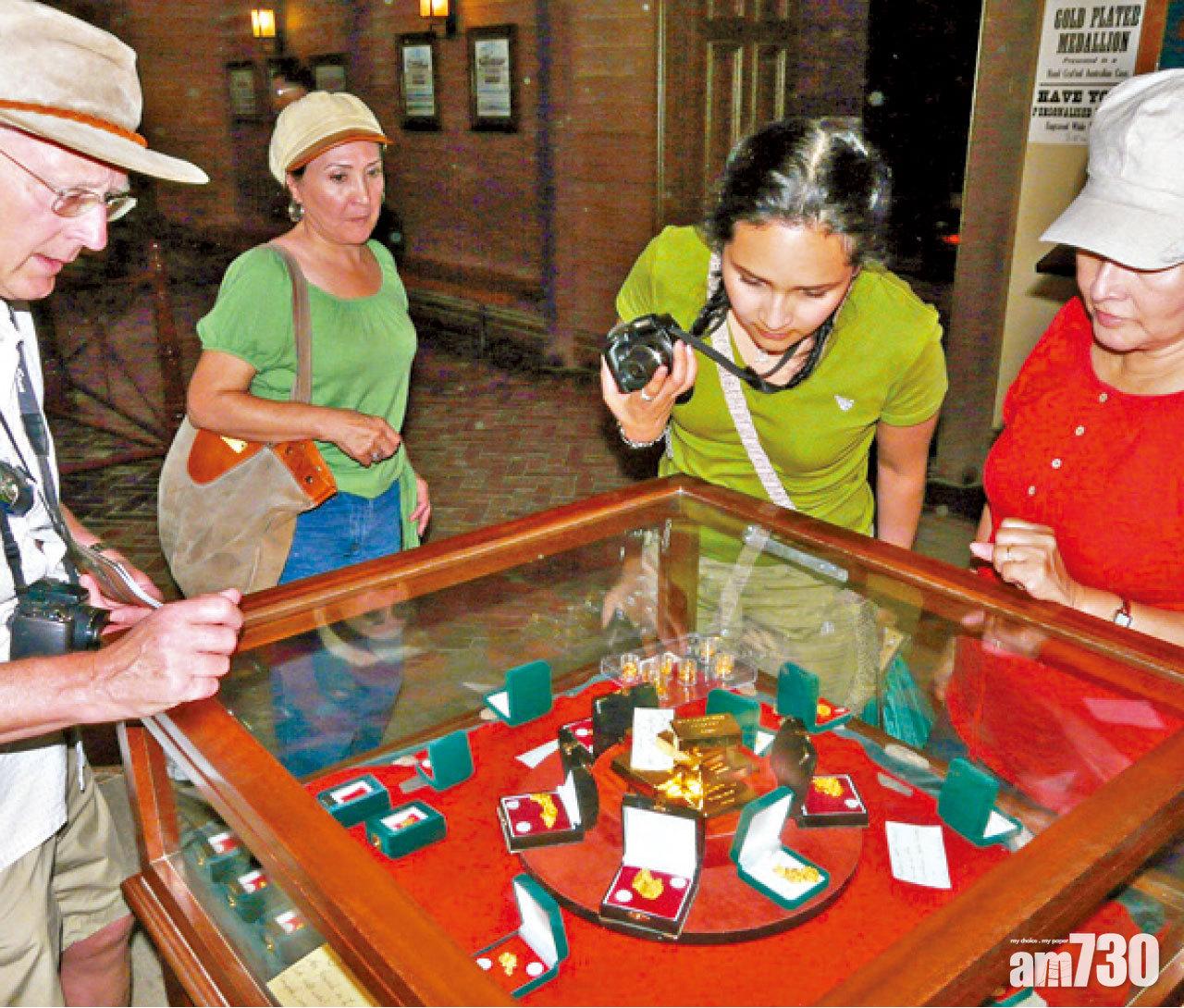 觀眾對黃金產品充滿好奇。