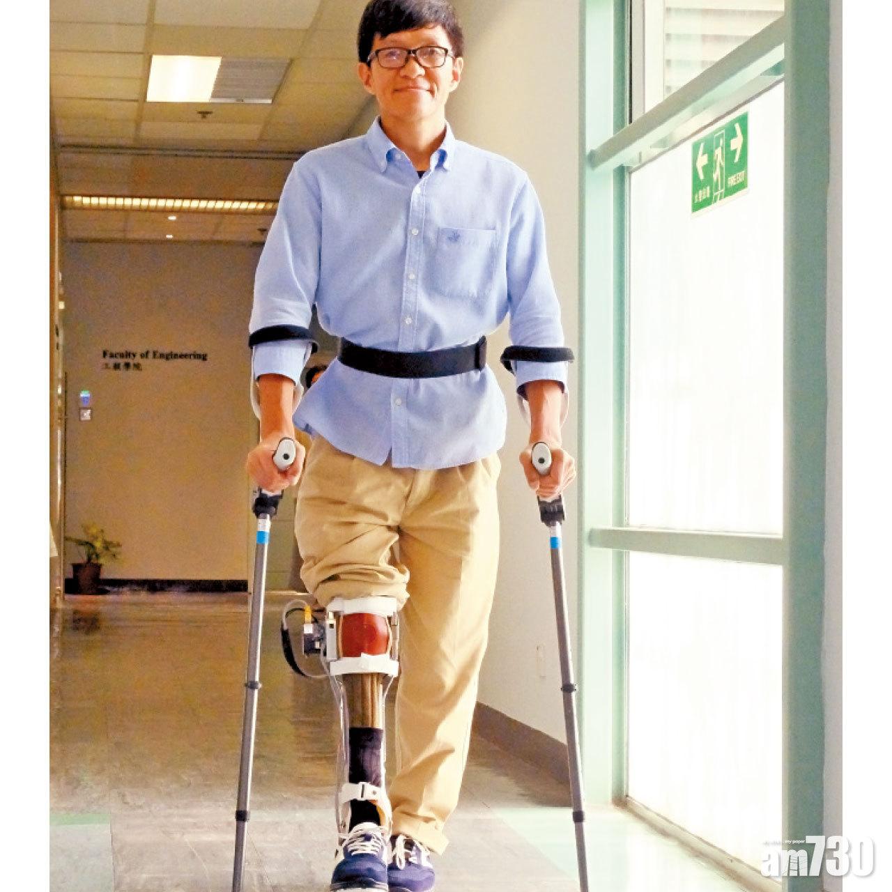 朱先生指如需行走中程距離,會使用拐杖輔助,而長途則會用輪椅。