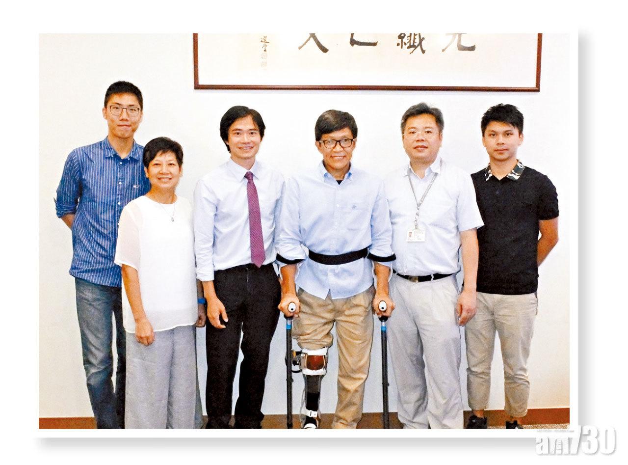吳倩華(左二)、湯啟宇(左三)、朱先生(右三)、吳曙基(右二)及研究團隊,希望小兒麻痹症患者可行得更自如,減少患上其他疾病風險。