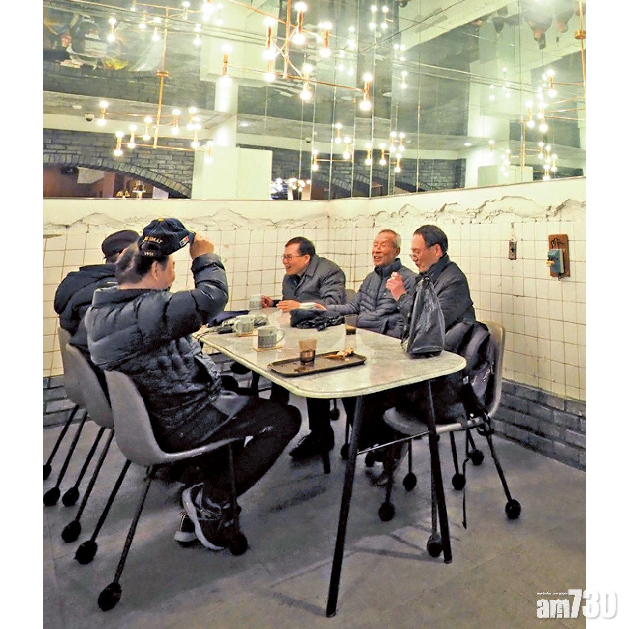 懷舊的裝潢吸引大批銀髮族來懷緬過去。