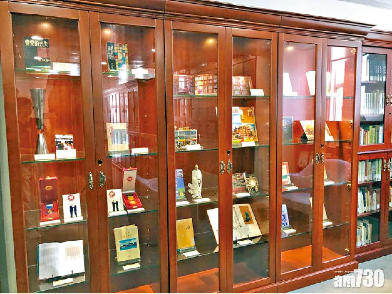 劉以鬯先生收藏展的展櫃。