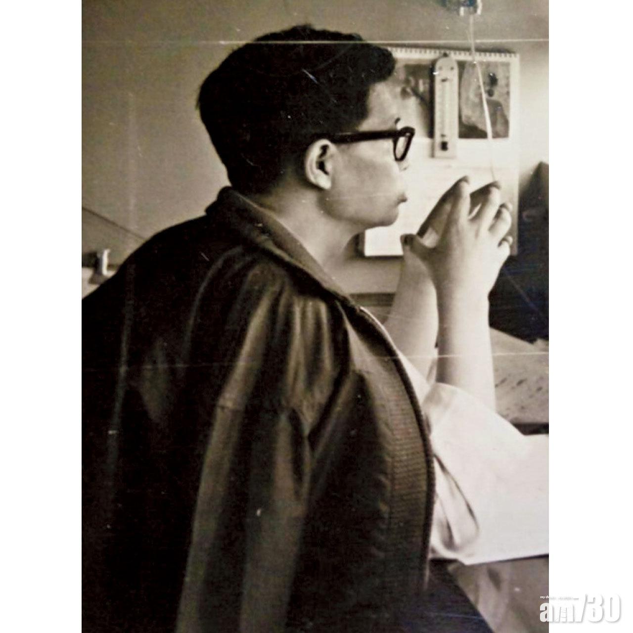 劉以鬯先生早年在家中寫作時攝。