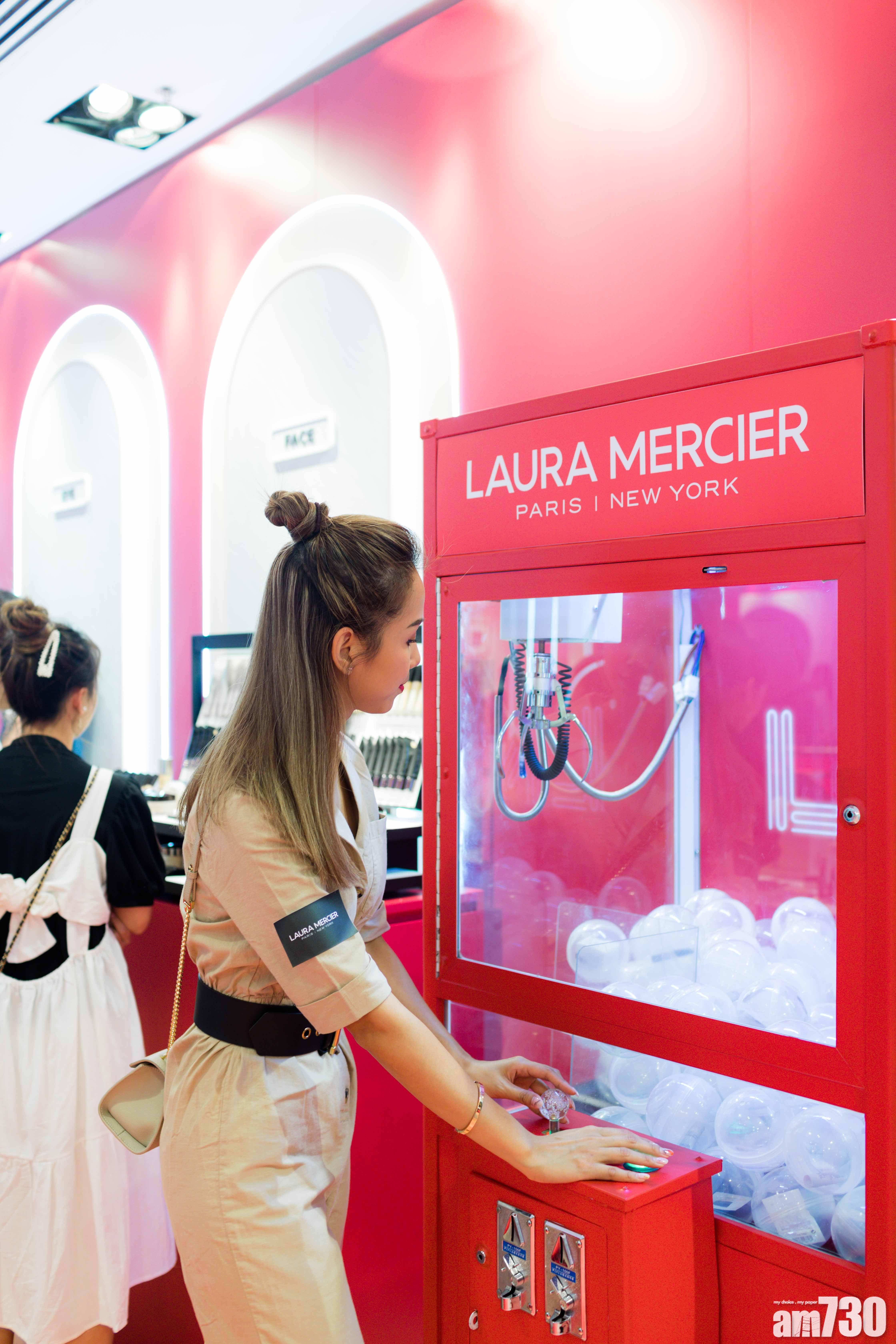 於限定店消費(不限金額)或「讚好」LAURA MERCIER Facebook專頁,即可於互動遊戲區免費參與LM夾蛋機。