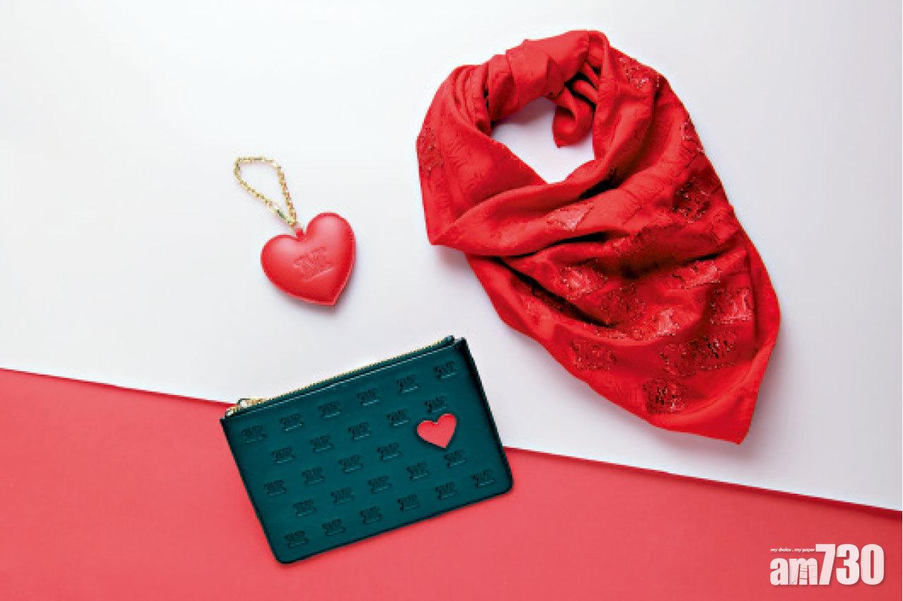 黑色皮包clutch bag $2,480、紅心key chain $1,880、紅色scarf $2,680
