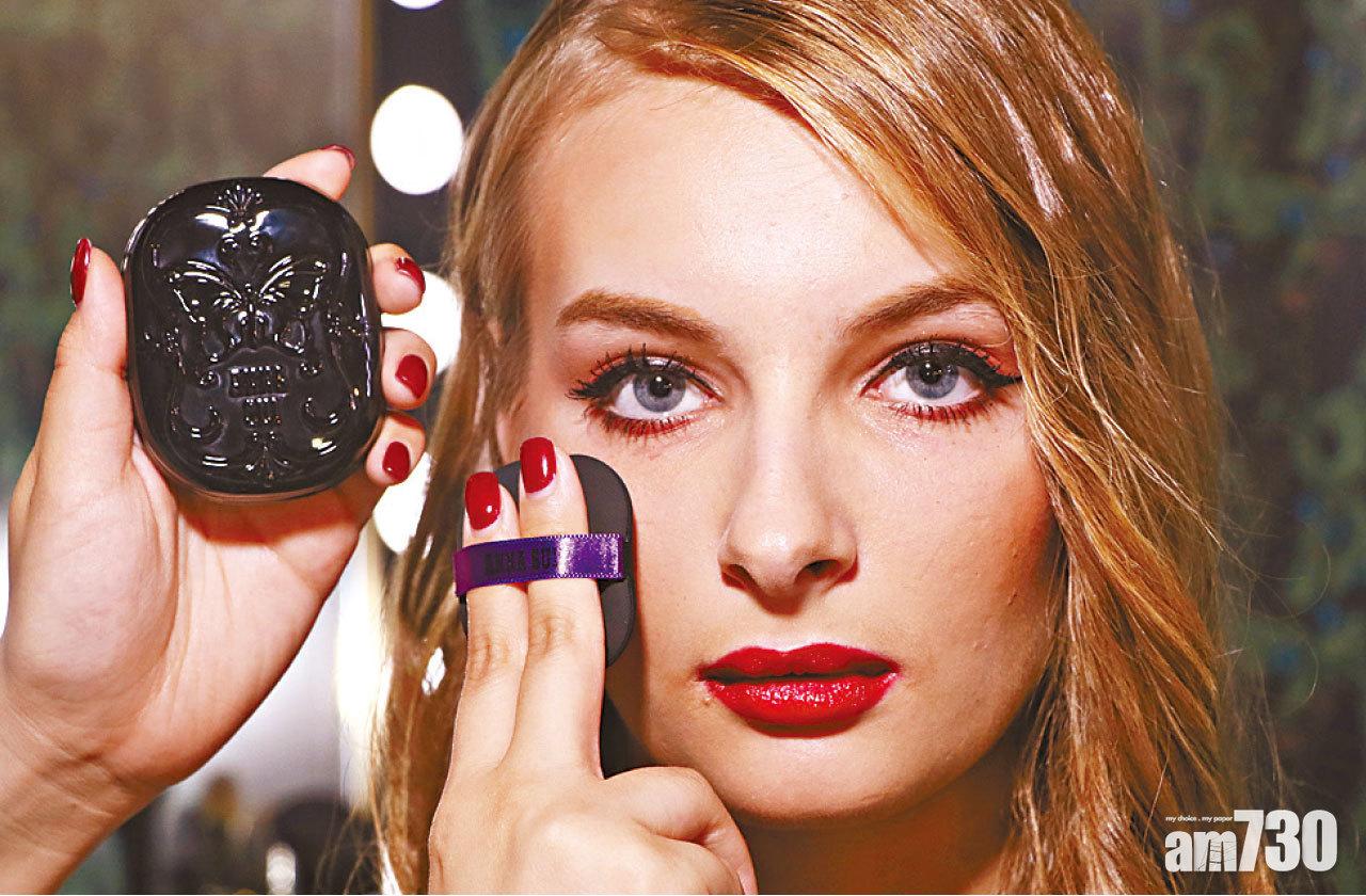 Step 1:先以BB霜打底,內含能反射光線的修容粉末,能柔化肌膚暗沉及凹凸地方,同時具抗汗、抗皮脂效果,防止底妝變色及暗啞。