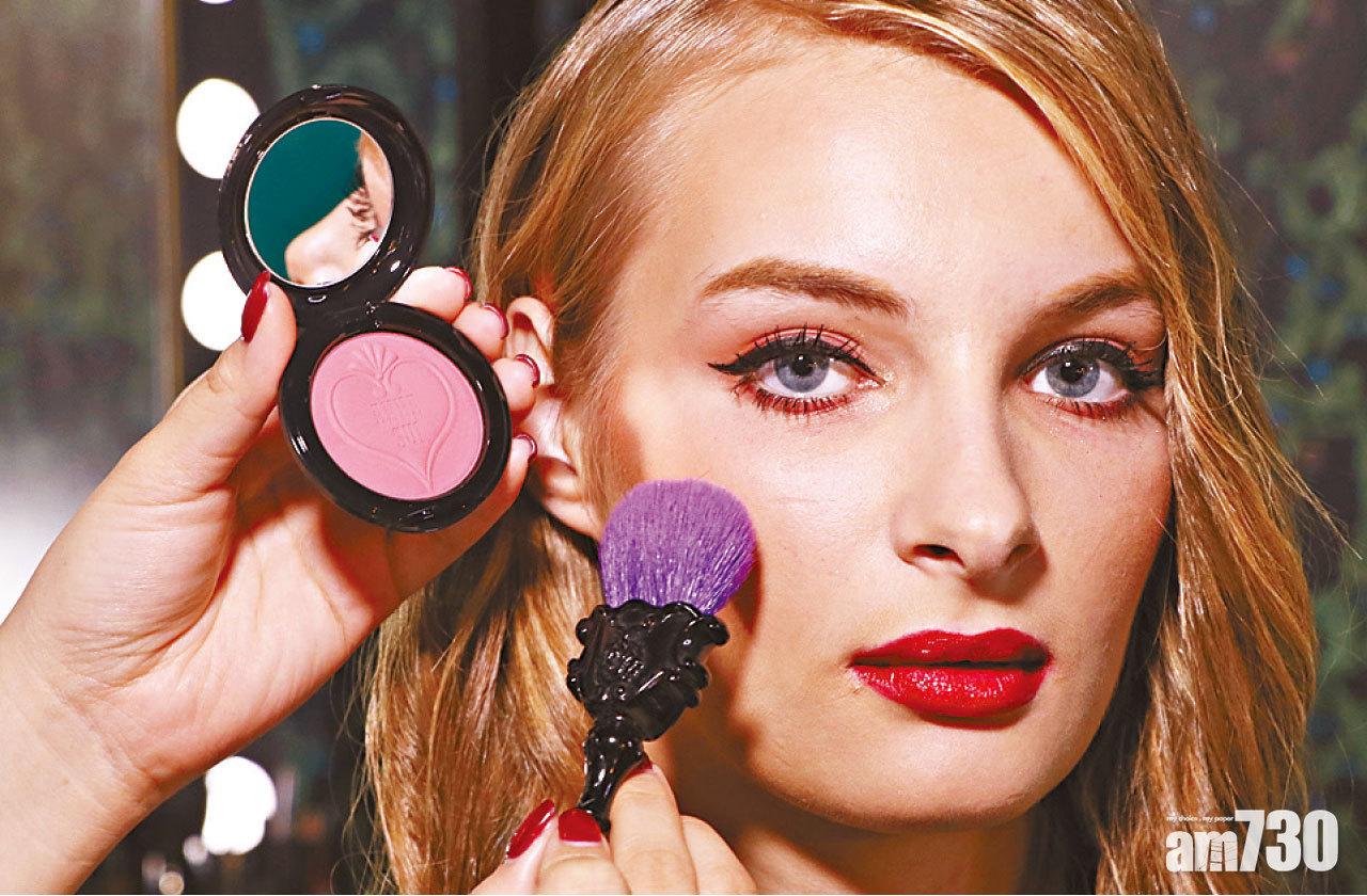 Step 2:掃上珊瑚色的盈亮胭脂粉,胭脂會順應肌膚動感而變化,可長時間保持原色及具光澤感,為妝容帶來柔美感。