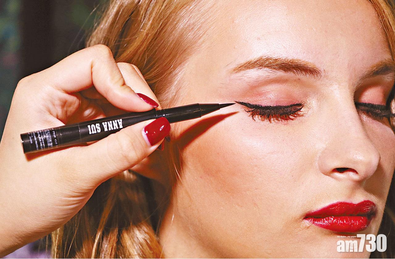 Step 3:眼線筆備有扁平刷頭,可以畫出不同粗幼的眼線,防水配方適合打造持久眼妝。