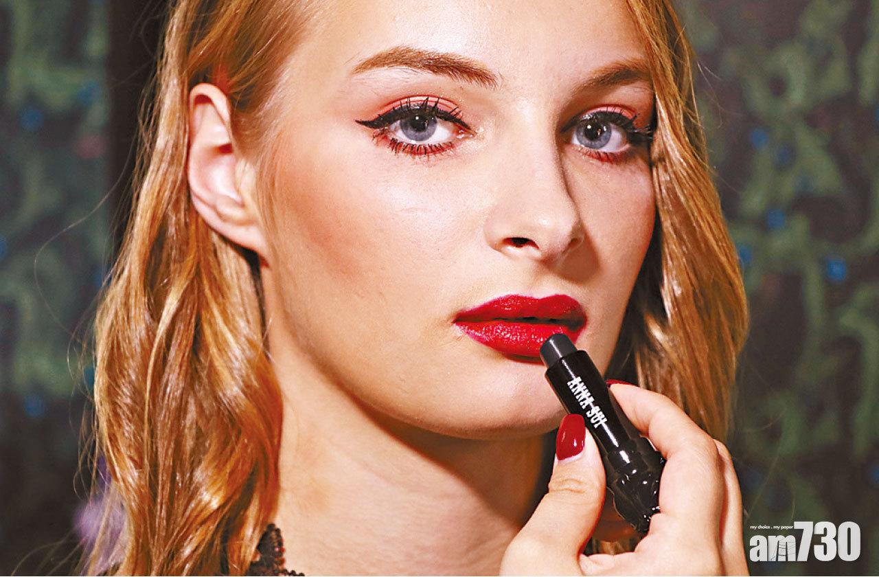 Step 4:最後塗上復古薔薇唇膏,唇膏的漆黑部分會因應雙唇水分變成粉紅色的染唇唇膏,只需一層即可做到有層次感的染唇妝。