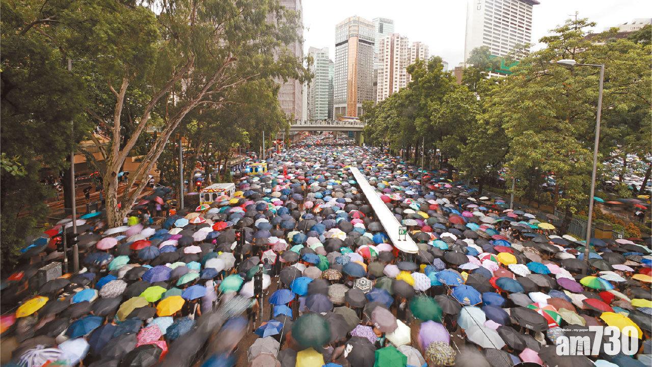 集會市民沿高士威道離開維園。(莊振邦攝)
