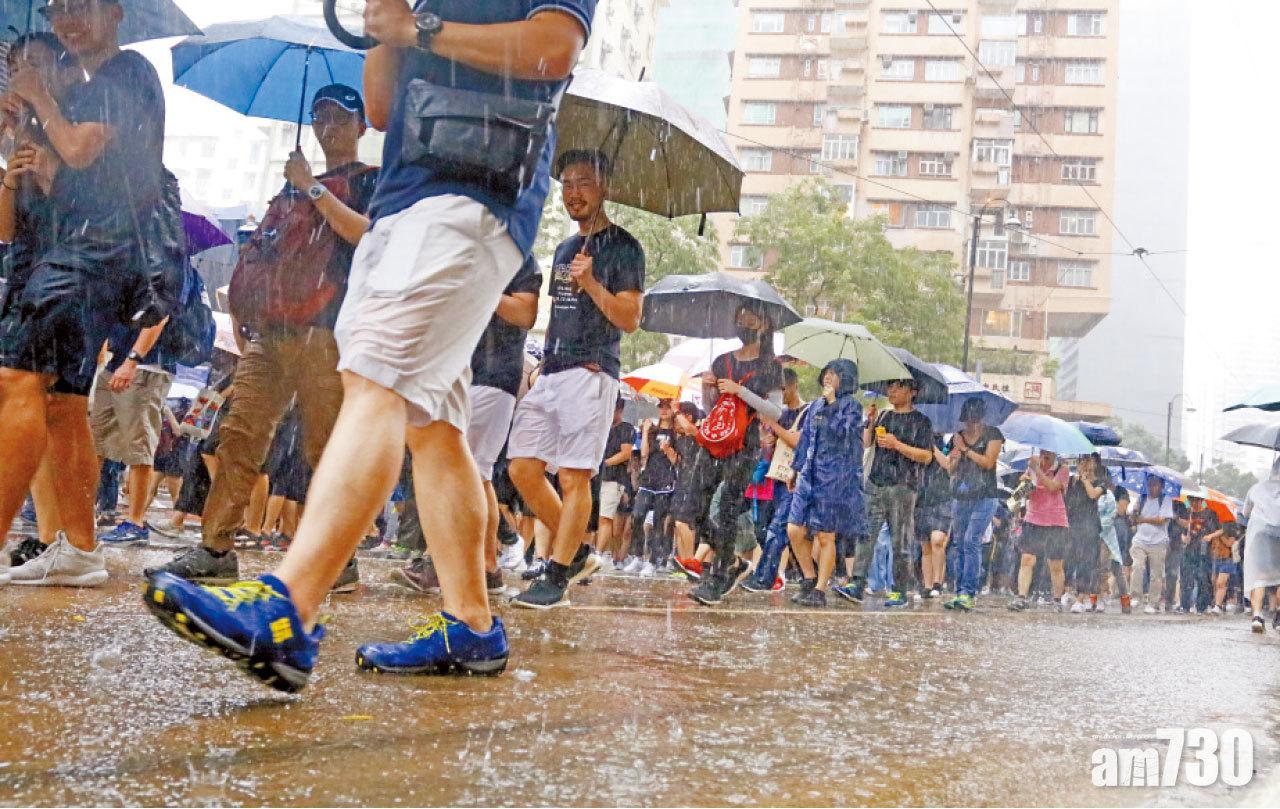 昨午3時許下起滂沱大雨。(鍾式明攝)