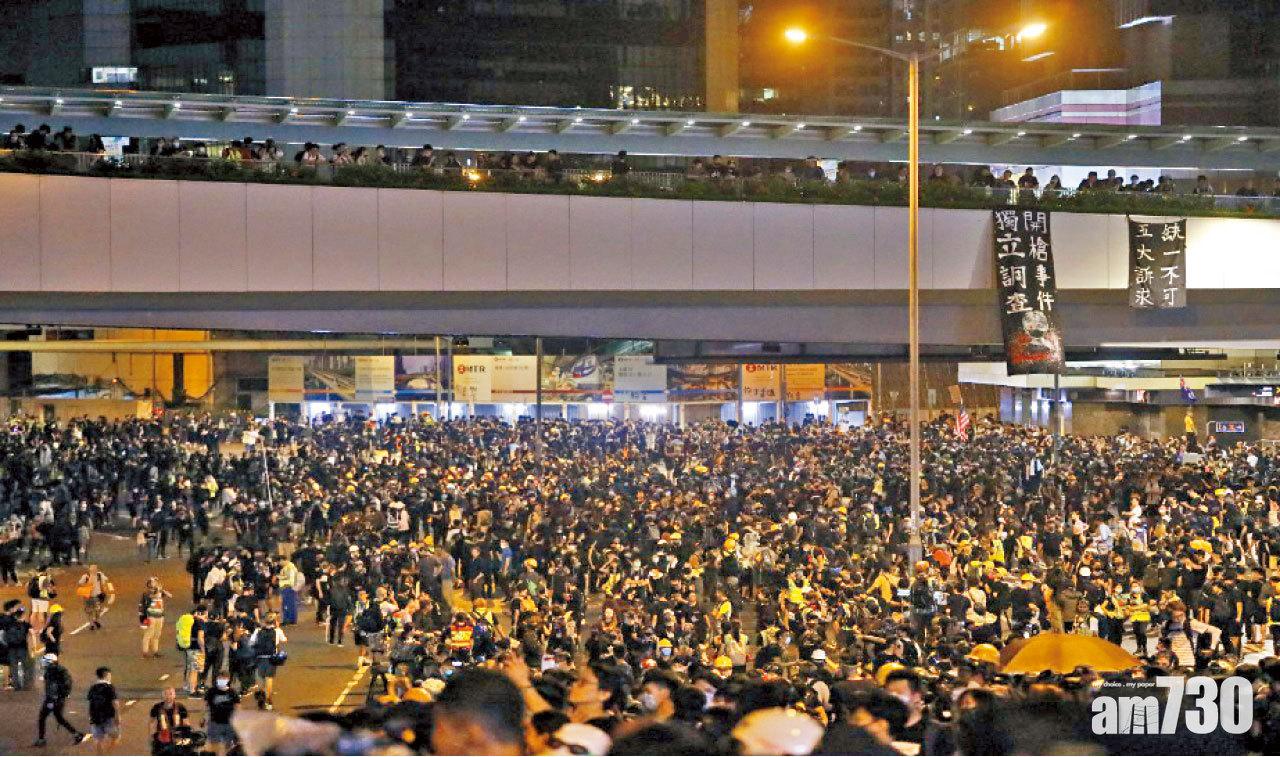 深夜仍有大批市民在政總一帶聚集。(林俊源攝)