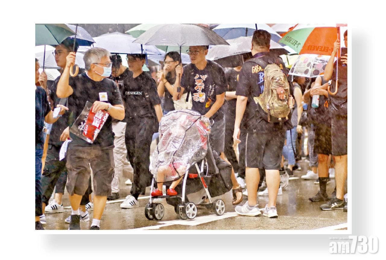 有市民推著BB車參加流水式集會。(鍾式明攝)