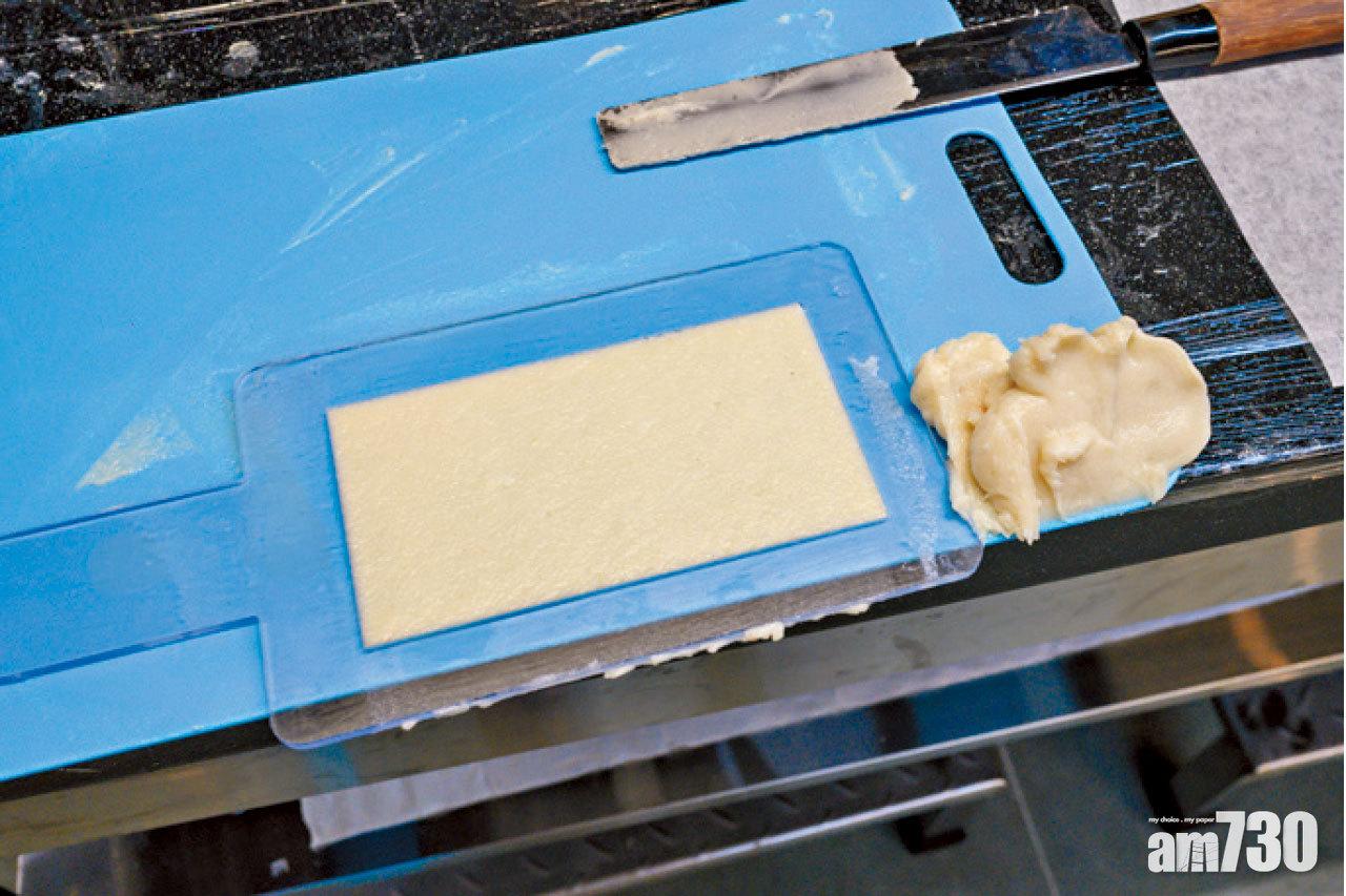 別以為將魚糕弄成一張紙是容易事,試了兩三次才弄好這模樣。