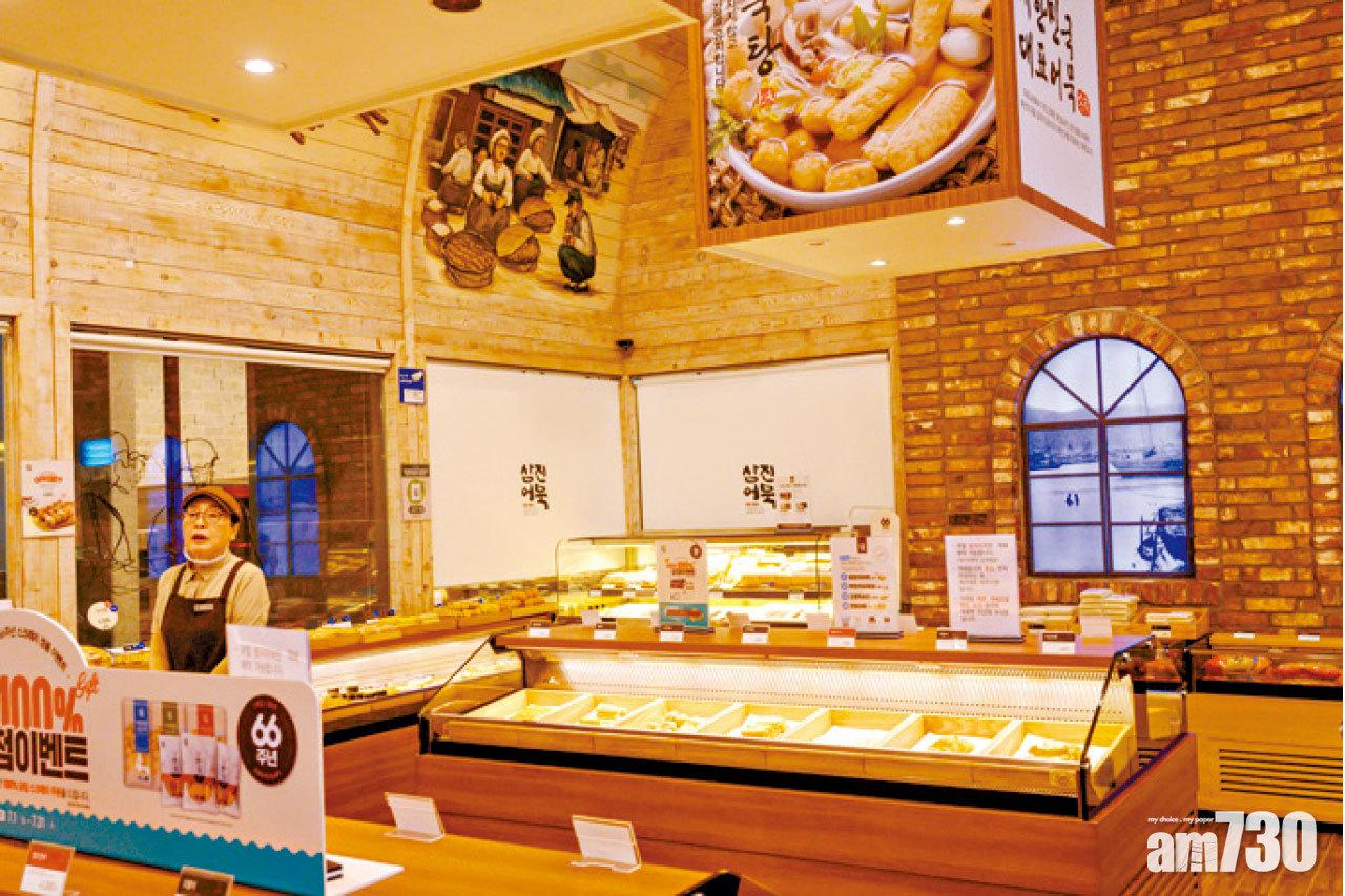 魚糕專賣店有不同種類和口味出售,部分真空包裝可作手信。