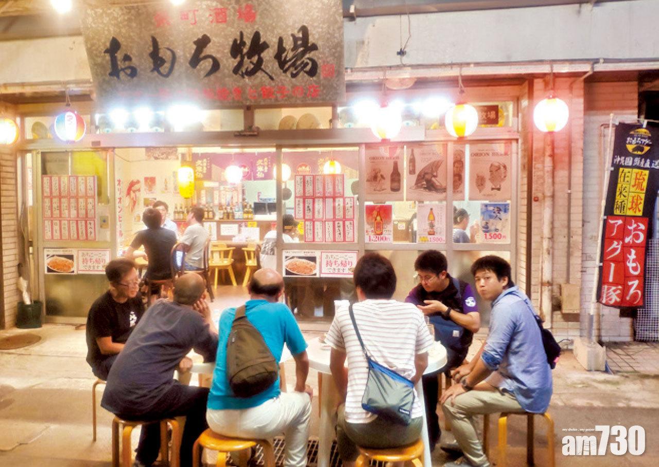 上班族來到榮町市場,解除繃緊的臉容,開懷暢飲。