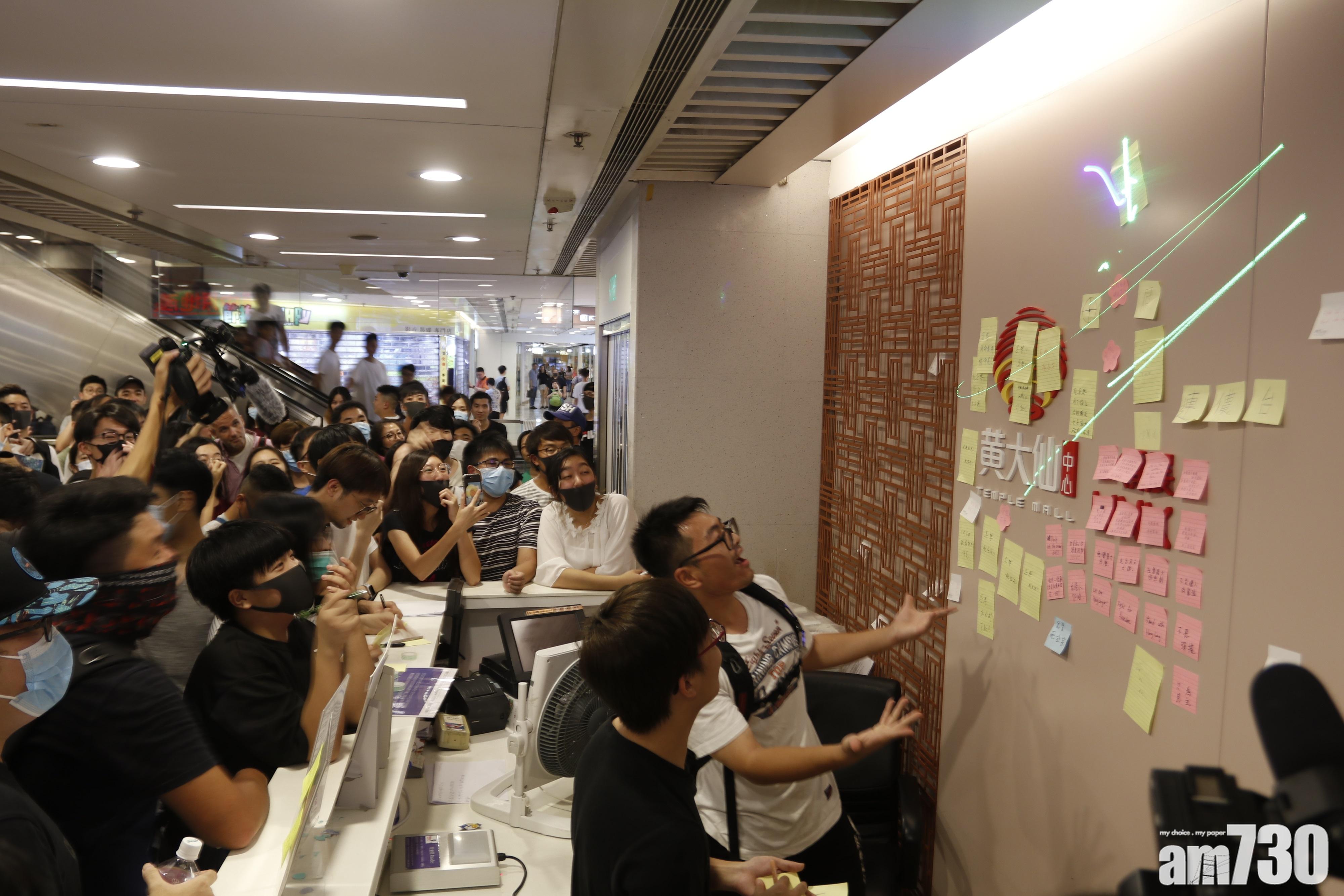 市民張貼不滿及訴求。(鍾式明攝)