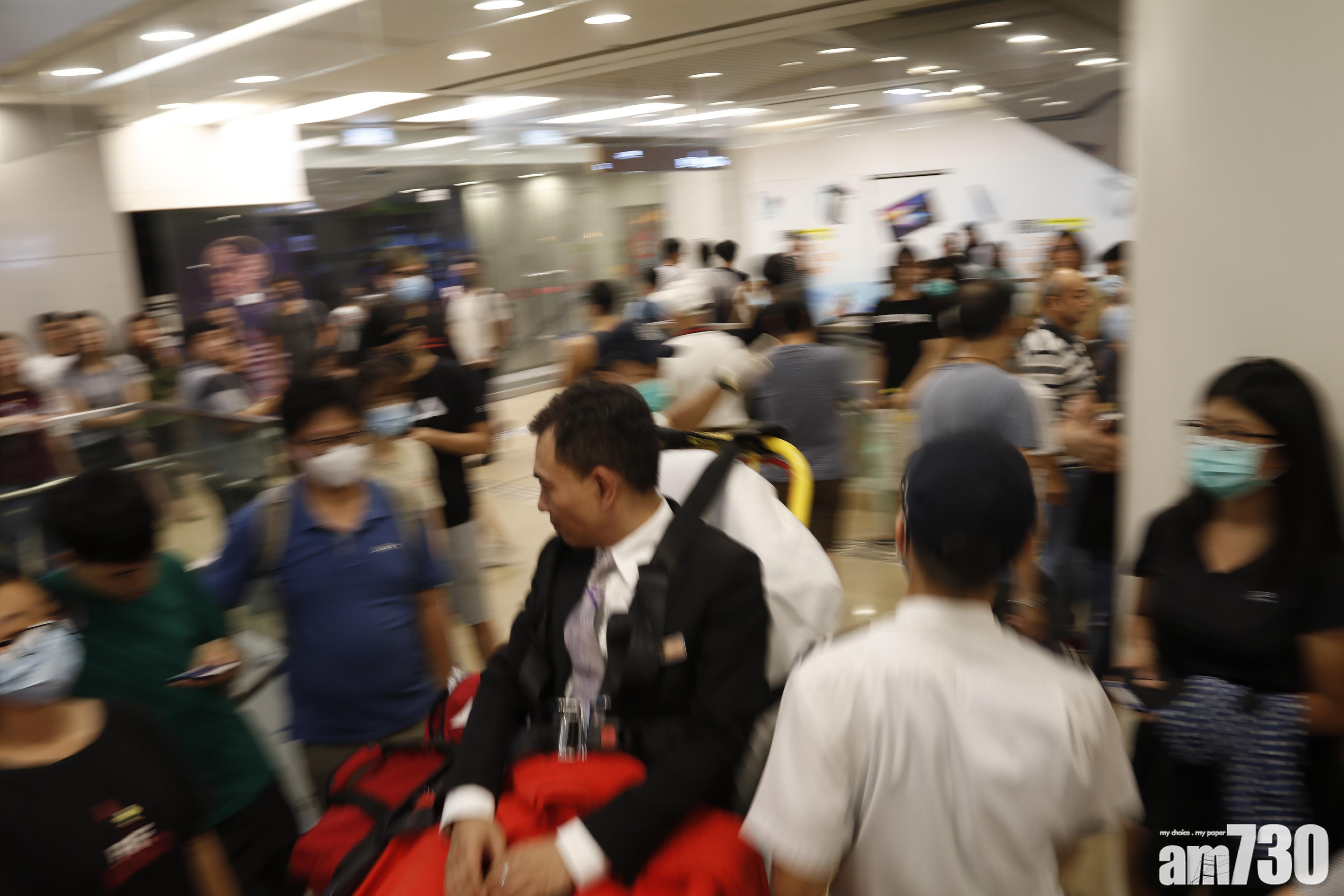 保安報稱不適送院。(鍾式明攝)