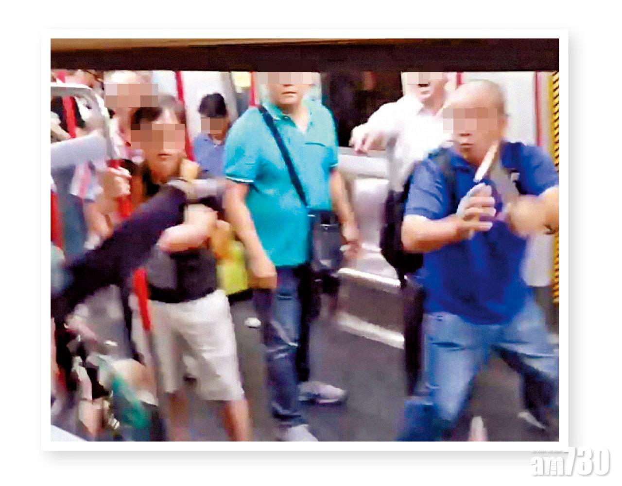 網上片段顯示,一名藍衣男子持鐵鎚襲擊示威者。