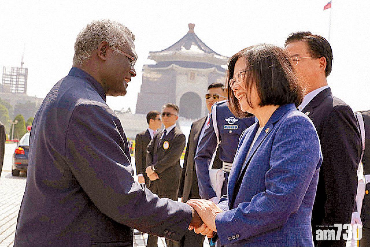 蔡英文總統(圖右)2017年歡迎時任所羅門總理蘇嘉瓦瑞(圖左)訪問台灣。(互聯網)