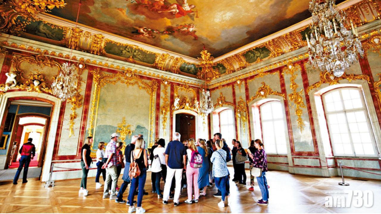 黃金廳金碧輝煌,天花板彩繪圖畫吸引。