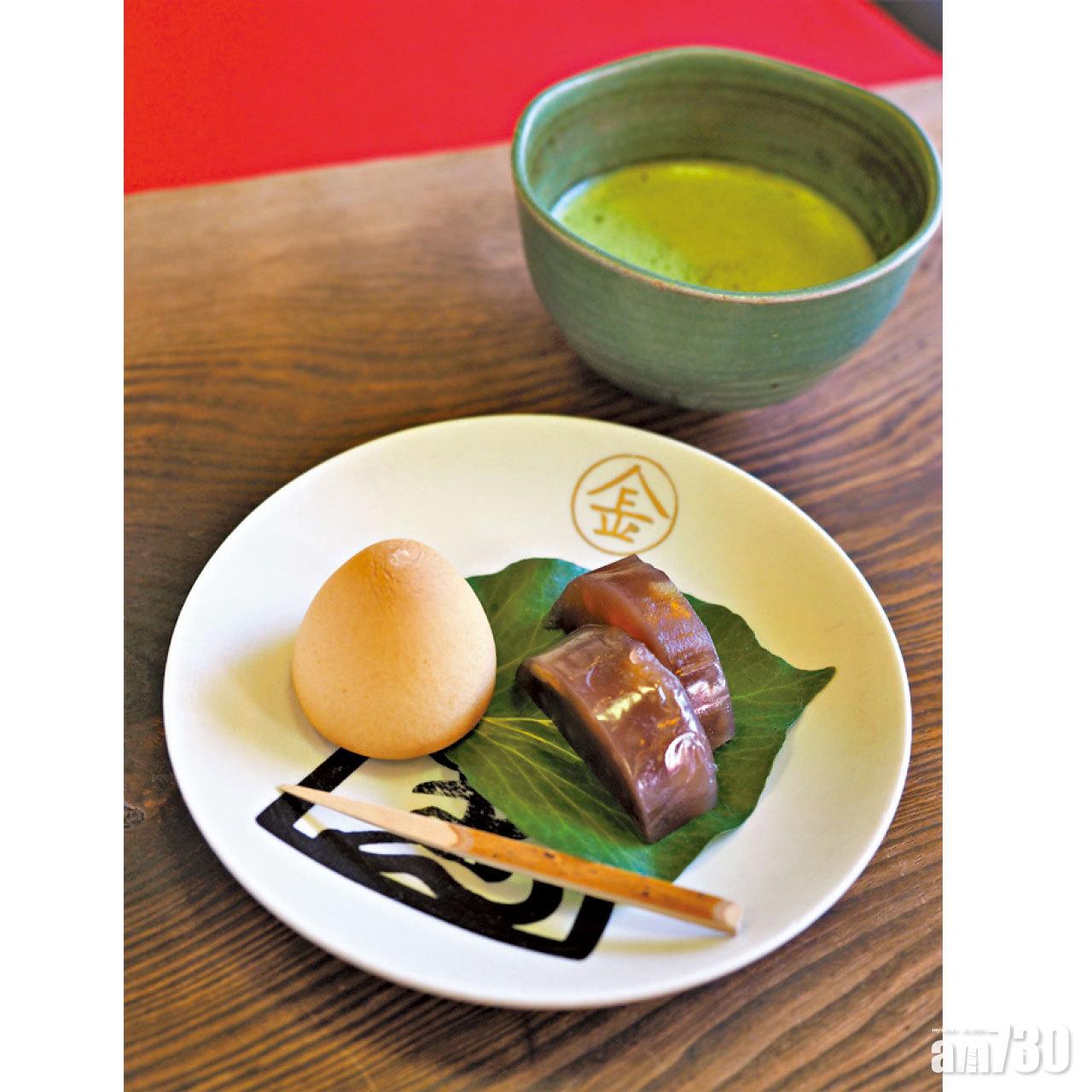 「灸まん本舖」的名物「灸饅頭」,餅皮包住混入雞蛋的白豆餡。抹茶套餐500日圓。