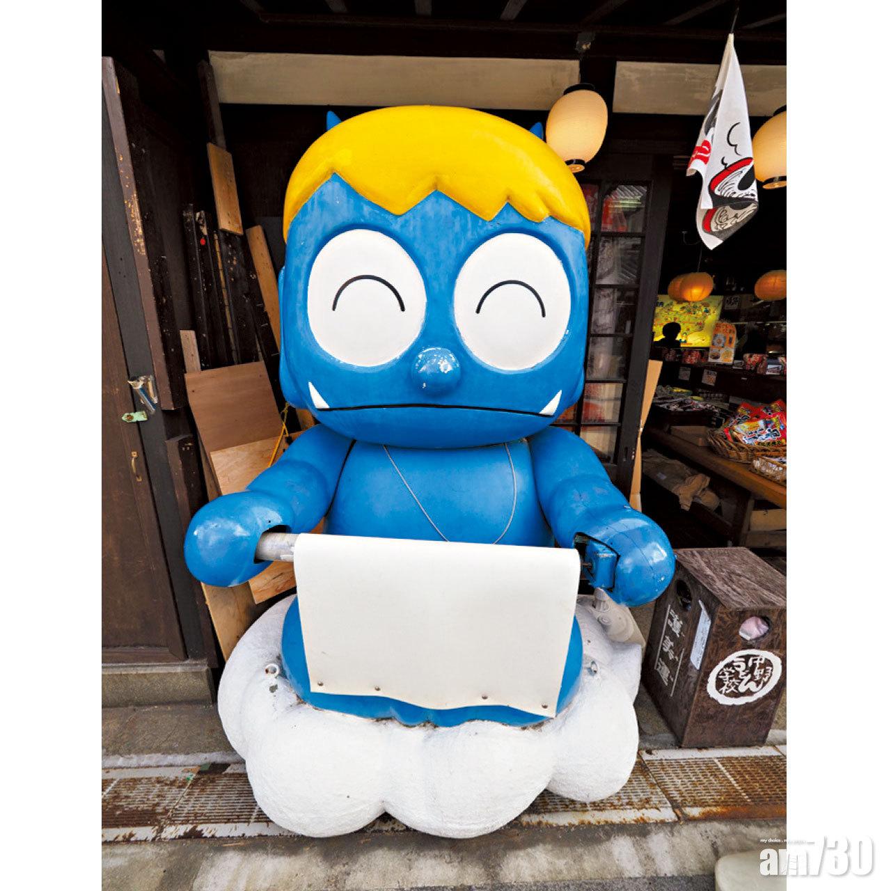 街上的手信店,都以各式可愛的人偶作招徠。