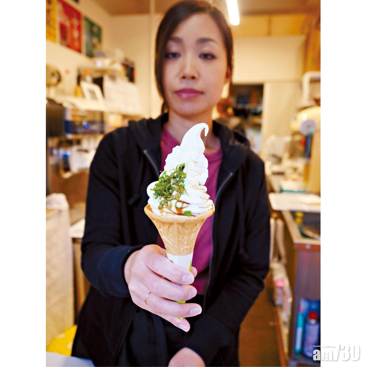 醬油蔥軟雪糕,味道又鹹又甜,怪得來好吃,350日圓。