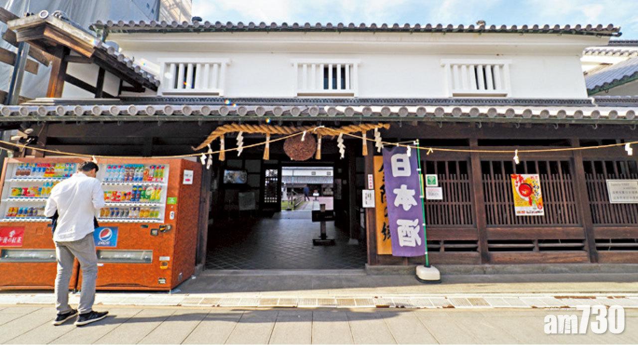 街上盡是黑瓦白壁的傳統建築,包括金陵資料館「金陵の鄉」。